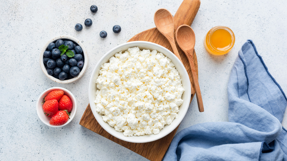 cottage cheese with berries