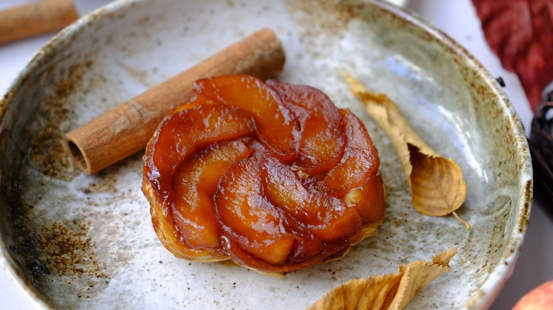 tarte tatin with dried leaves