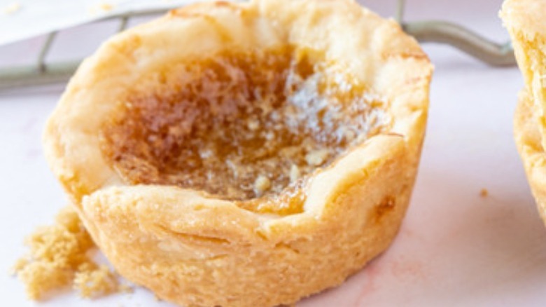 butter tart with crumbling crust