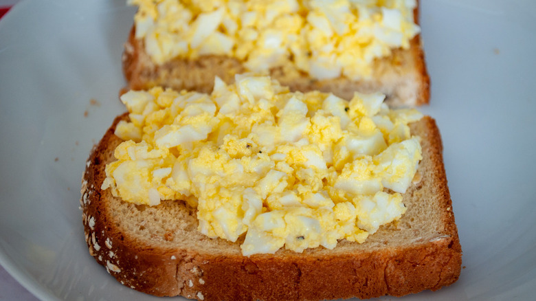 egg salad on wheat bread