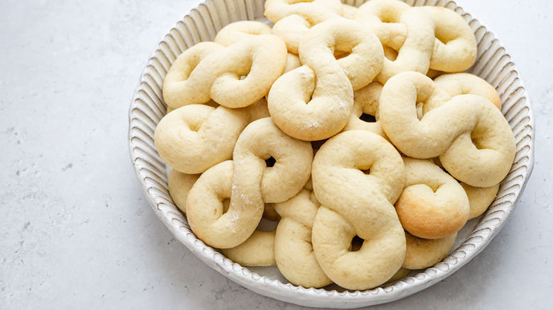 kringla cookies in white bowl