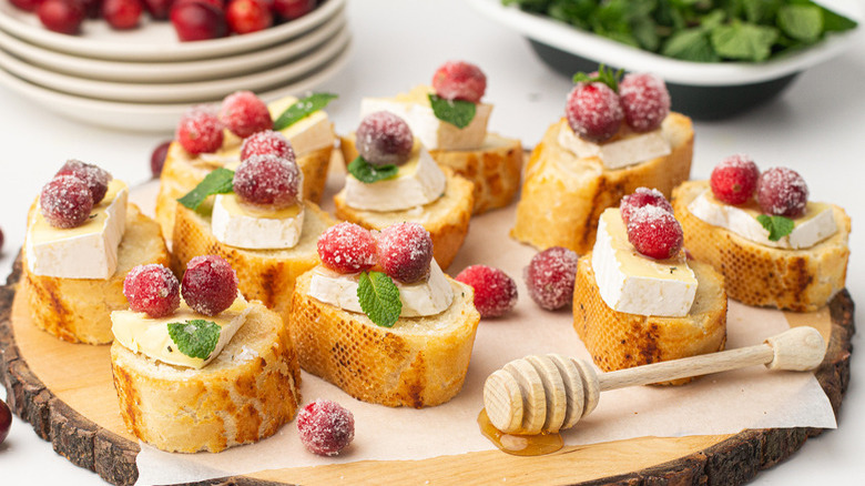 brie crostini with sugared cranberries