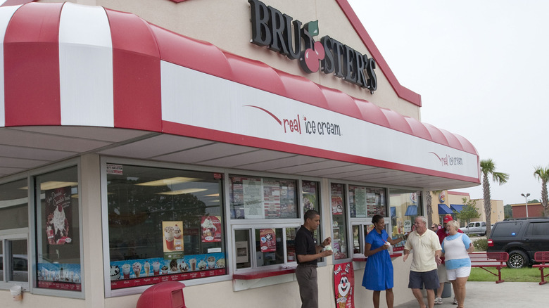 Obama family eating ice cream outside Bruster's