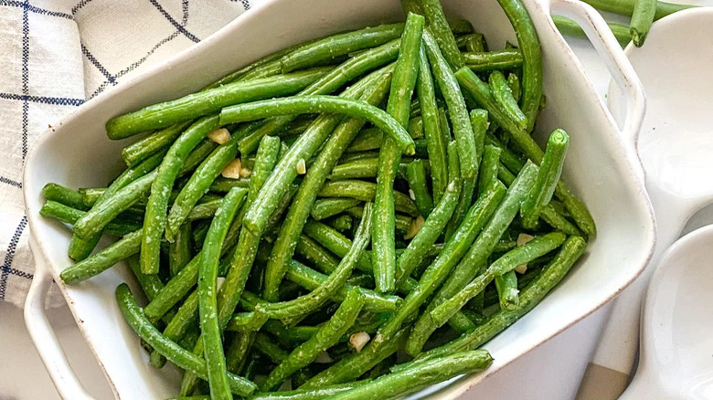 serving dish of air fryer garlic green beans