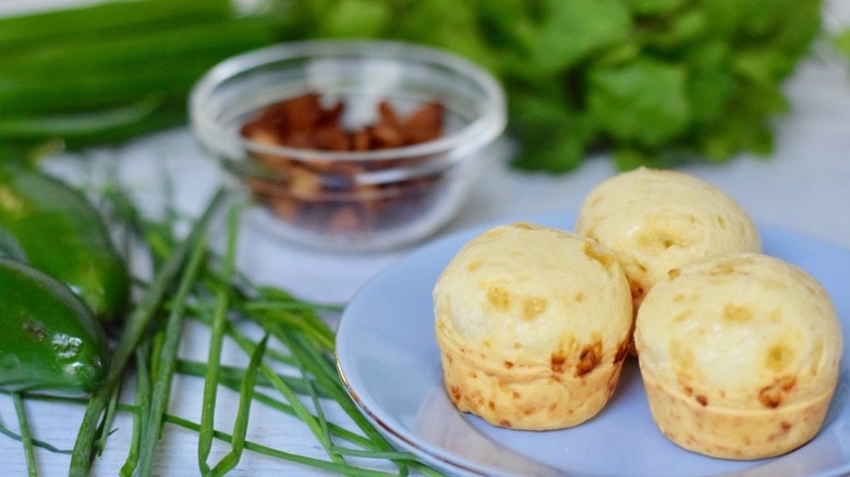 Pao de queijo in a plate