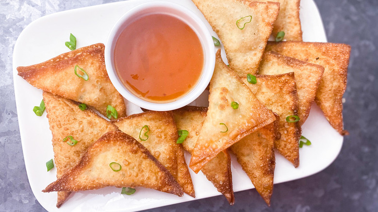 crab rangoon with dipping sauce