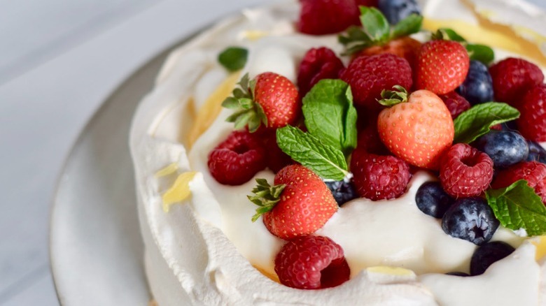 pavlova with berries