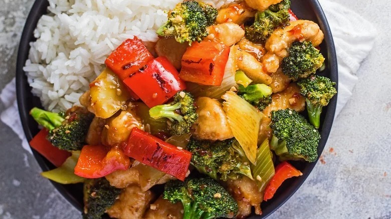 hunan chicken with white rice