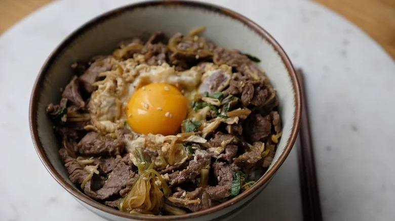 bowl of beef donburi