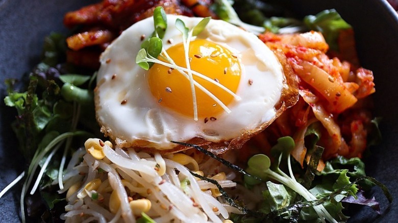 bibimbap with egg and garnish