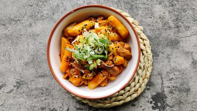 bowl of tteokbokki