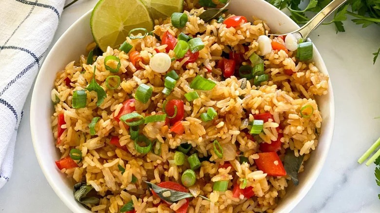 thai fried rice with limes