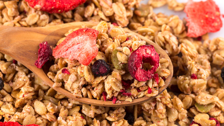 granola with dried fruit