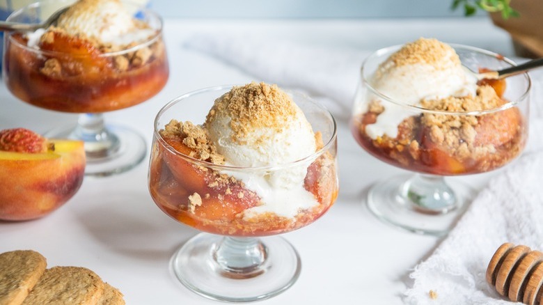 peach crumble with ice cream