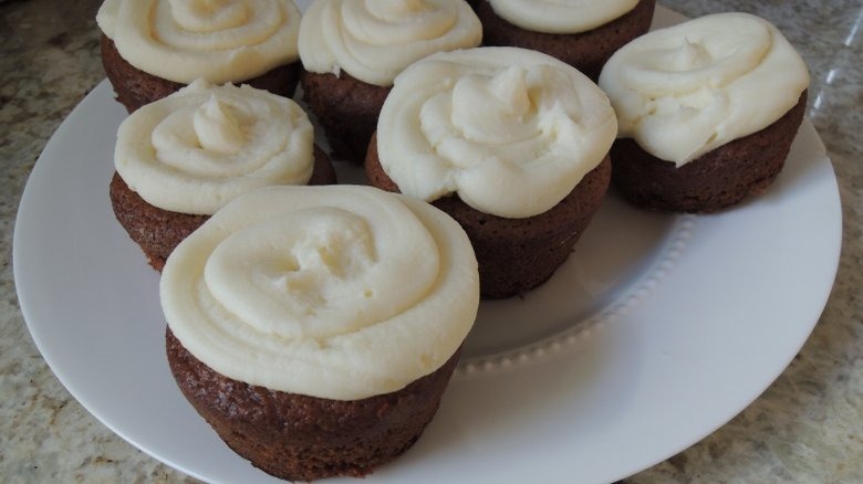brown cupcakes with white frosting