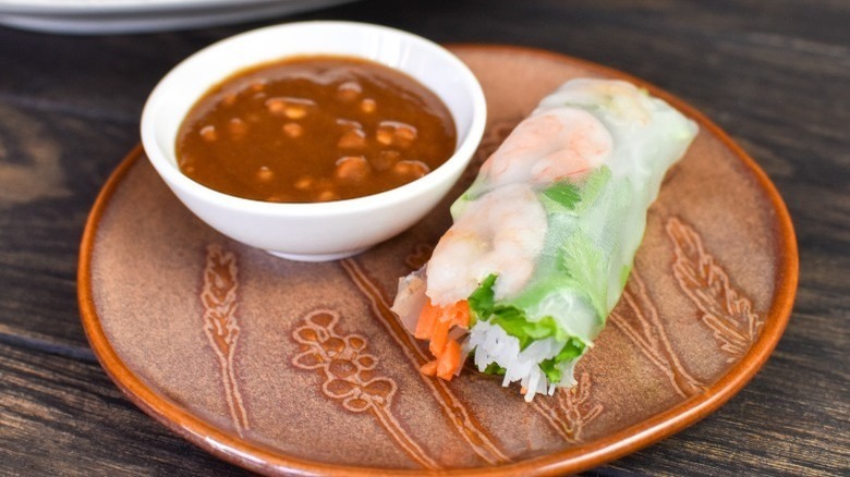 spring roll with dipping sauce