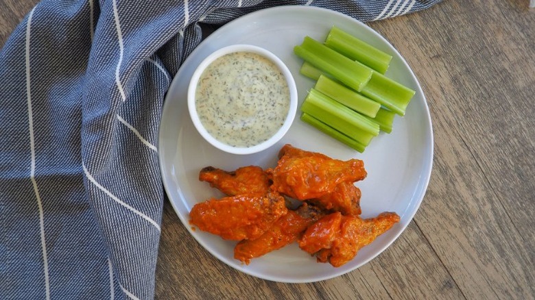 buffalo wings with celery