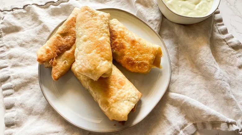 egg rolls with dipping sauce