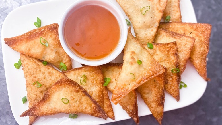 crab rangoon with dipping sauce