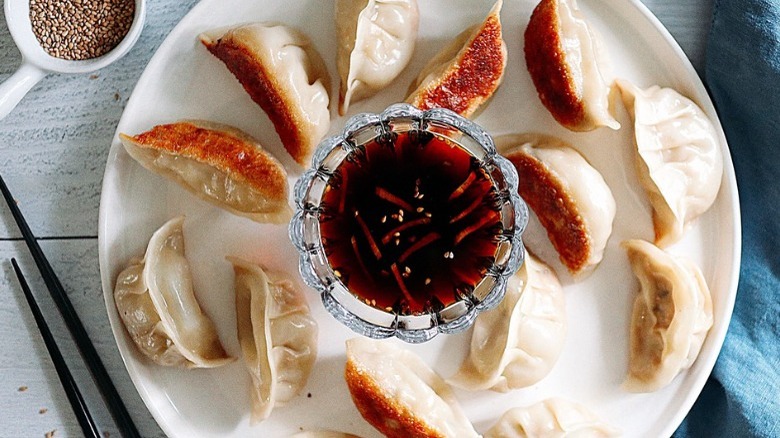 chicken potstickers with dipping sauce