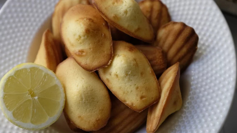 Madeleines in a plate with a lemon wheel