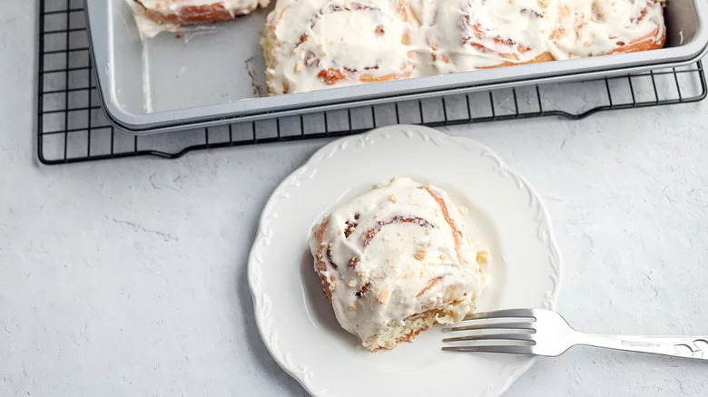 Cinnamon roll in a plate covered with a glaze