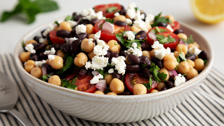 Salad with chickpeas and cheese