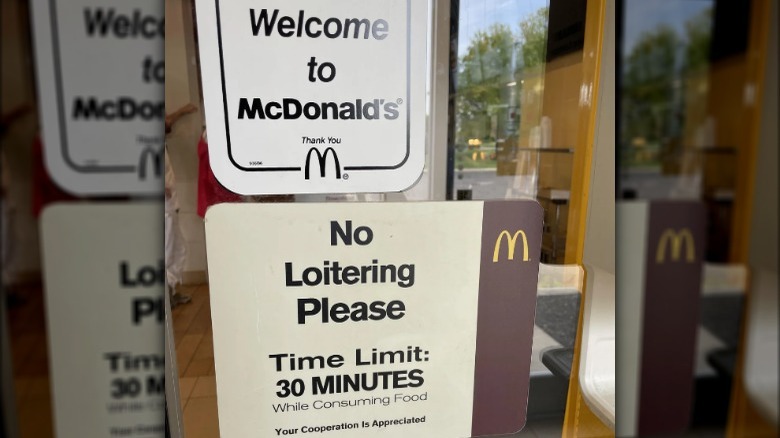 McDonald's sign advertising a 30-minute limit for eating food