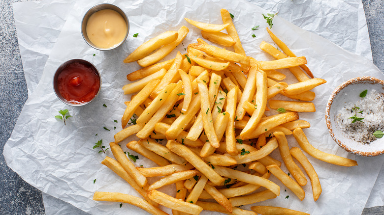 Fries with dipping sauce