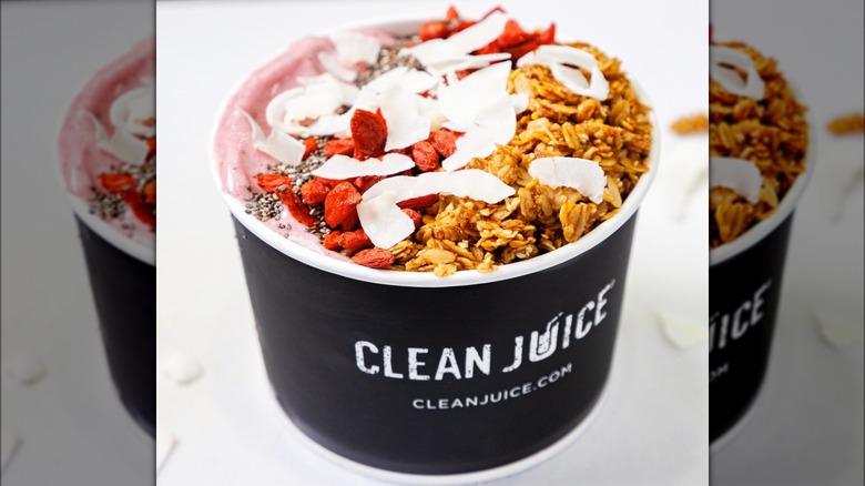 bowl of clean juice acai