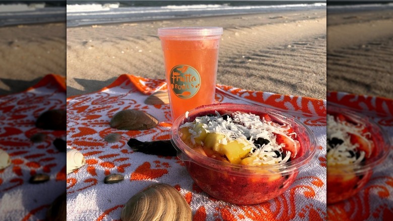 frutta bowls acai at beach