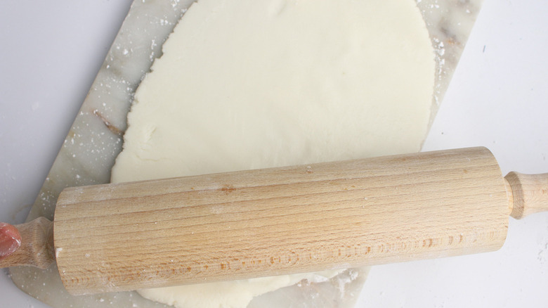 flattened fondant with rolling pin