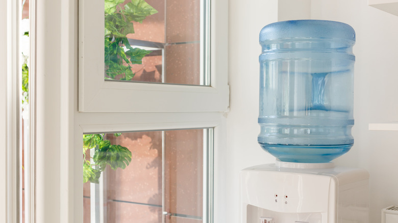 Water cooler station