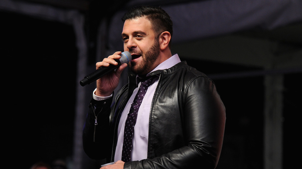 Adam Richman speaking into microphone