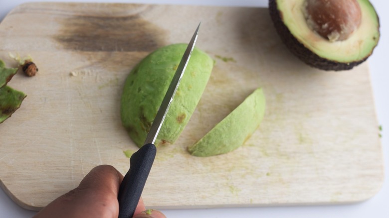 Slicing avocados to the right thickness