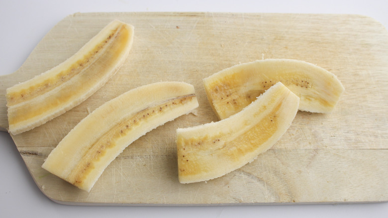 sliced bananas