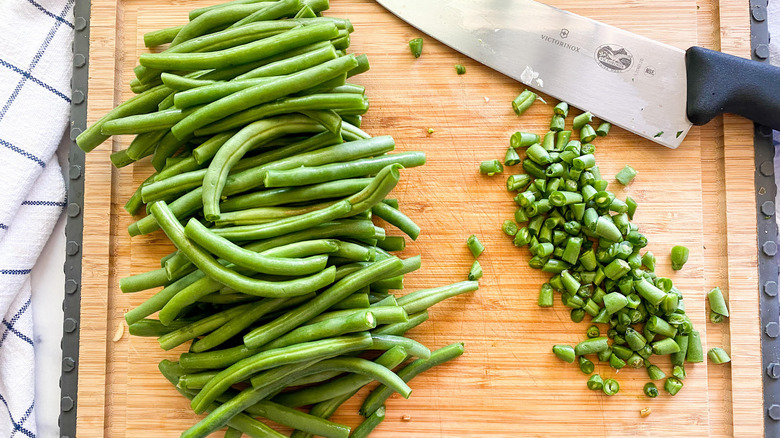 green beans on cutting board 