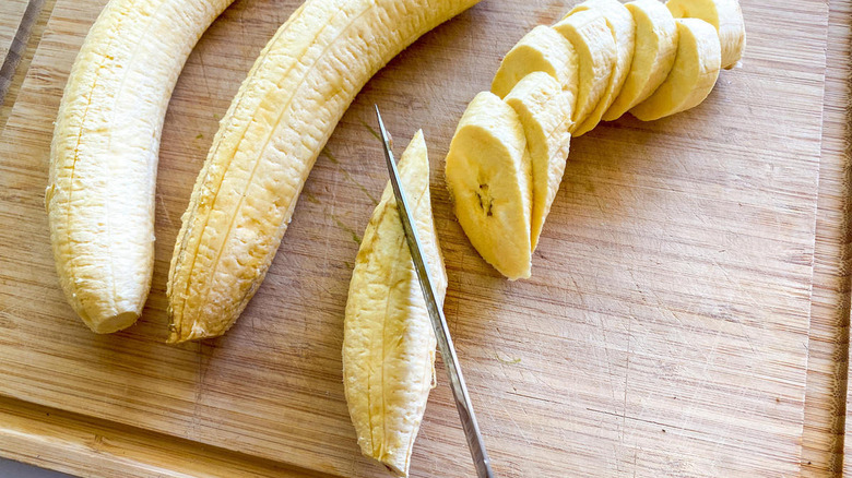 slicing plantains with knife