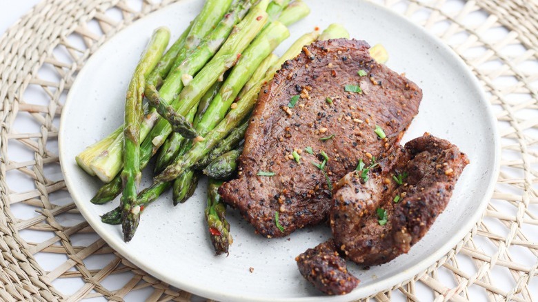 air fryer steak with asparagus