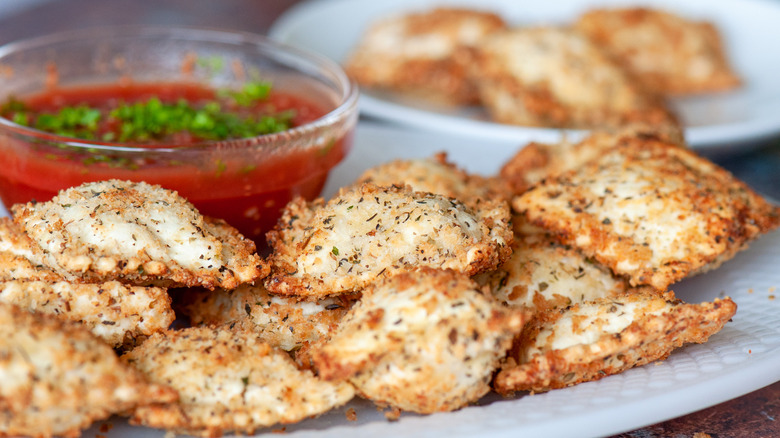 toasted ravioli and marinara sauce