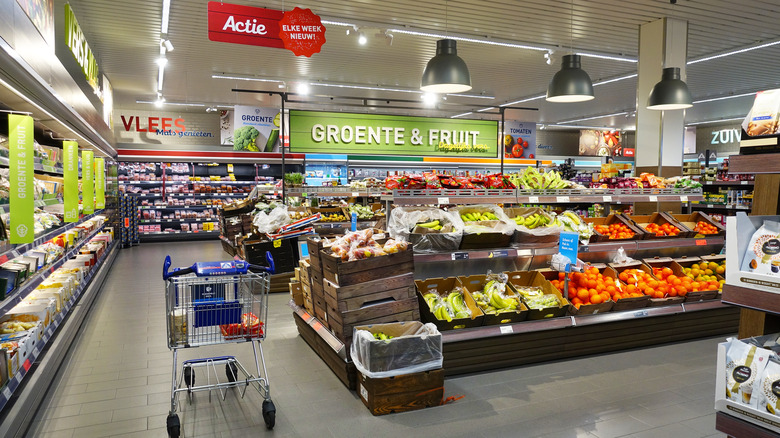 shopping cart in Aldi aisle