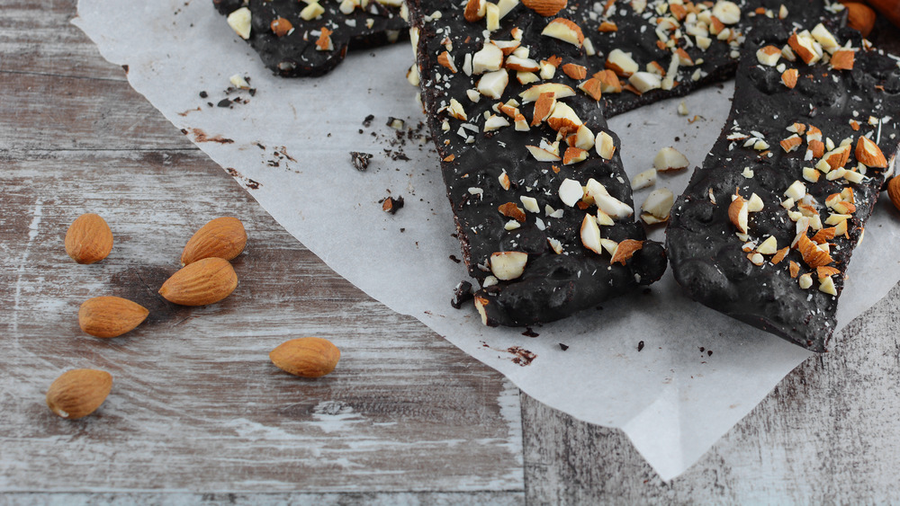 Chocolate bark with almonds