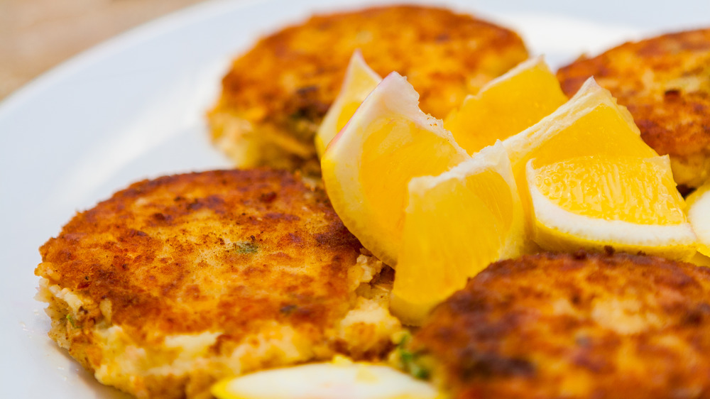 crab cakes with lemon wedges