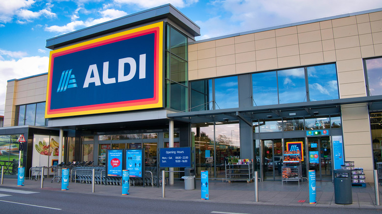 Aldi storefront daytime