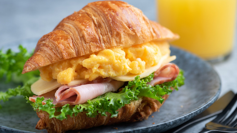 croissant egg breakfast sandwich