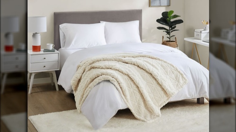 Huntington Home Pinsonic Sherpa Throw