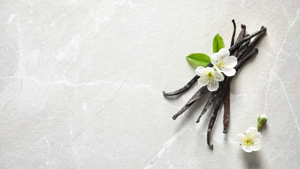 Vanilla sticks and flowers