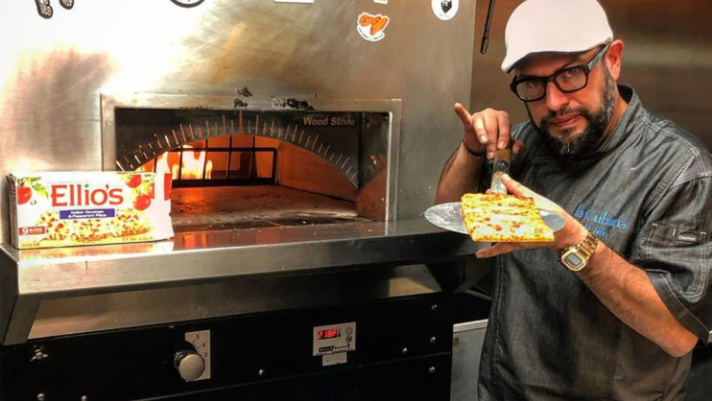 Carl Ruiz cooking pizza