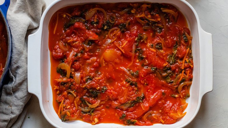 tomato sauce with kale and carrots