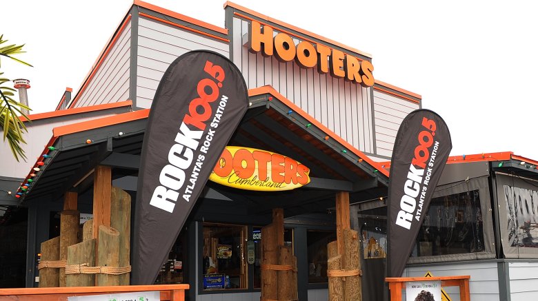 hooters sign